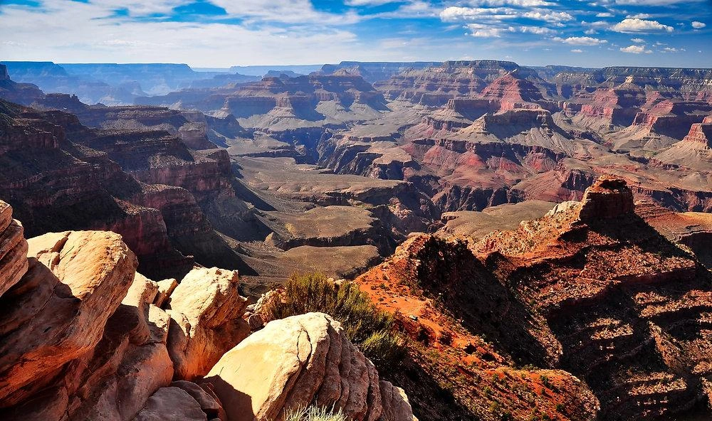 1. Büyük Kanyon (Grand Canyon) – ABD

Arizona eyaletinde bulunan Büyük Kanyon, milyonlarca yıllık jeolojik süreçler sonucunda oluştu. Yaklaşık 446 kilometre uzunluğundaki bu devasa kanyon, dünyanın en etkileyici doğal harikalarından biri olarak kabul ediliyor.