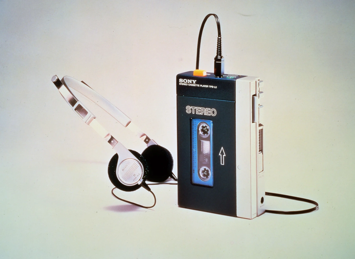 1. Walkman: Müziği Özgürleştiren Devrim: Sony tarafından 1979'da üretilen Walkman, müziği evdeki pikaplardan çıkarıp sokağa taşıdı. Kulaklığını takıp dış dünyadan bağımsız şekilde müzik dinleyen ilk insan profili bu cihazla doğdu; bugünün mobil müzik kültürünün temeli atıldı.