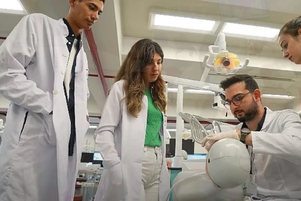 Diş Hekimliği Öğrencileri Mesleği Gerçek Klinik Ortamında Öğreniyor!