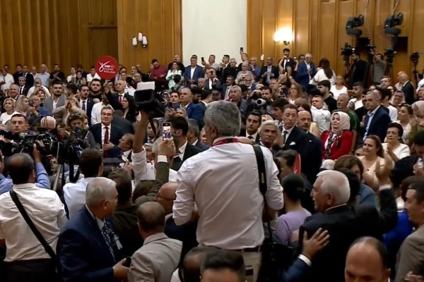 Kılıçdaroğlu'nu Coşkulu Kalabalık Karşıladı! — Fotoğraf 1