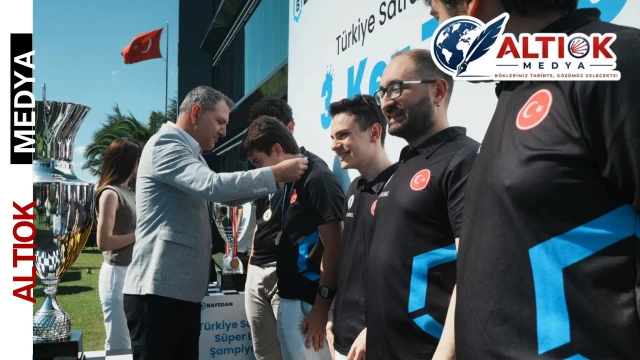 15’te 15 Yapan Bayegan Pendik Satranç Şampiyonluğunu Kutladı